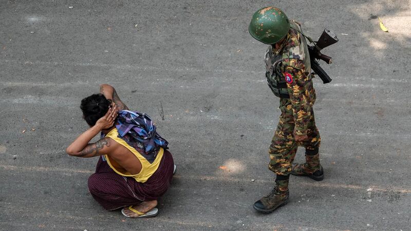 ၂၀၂၁ ခုနှစ် မတ်လ ၃ ရက်နေ့က မန္တလေးမြို့တွင် စစ်တပ်အာဏာသိမ်းမှုကို ဆန့်ကျင်ဆန္ဒပြတာကြောင့် ပြည်သူတစ်ဦးအား စစ်ကောင်စီတပ်သားမှ ဖမ်းဆီးထားစဉ်။ ( Photo : AFP )