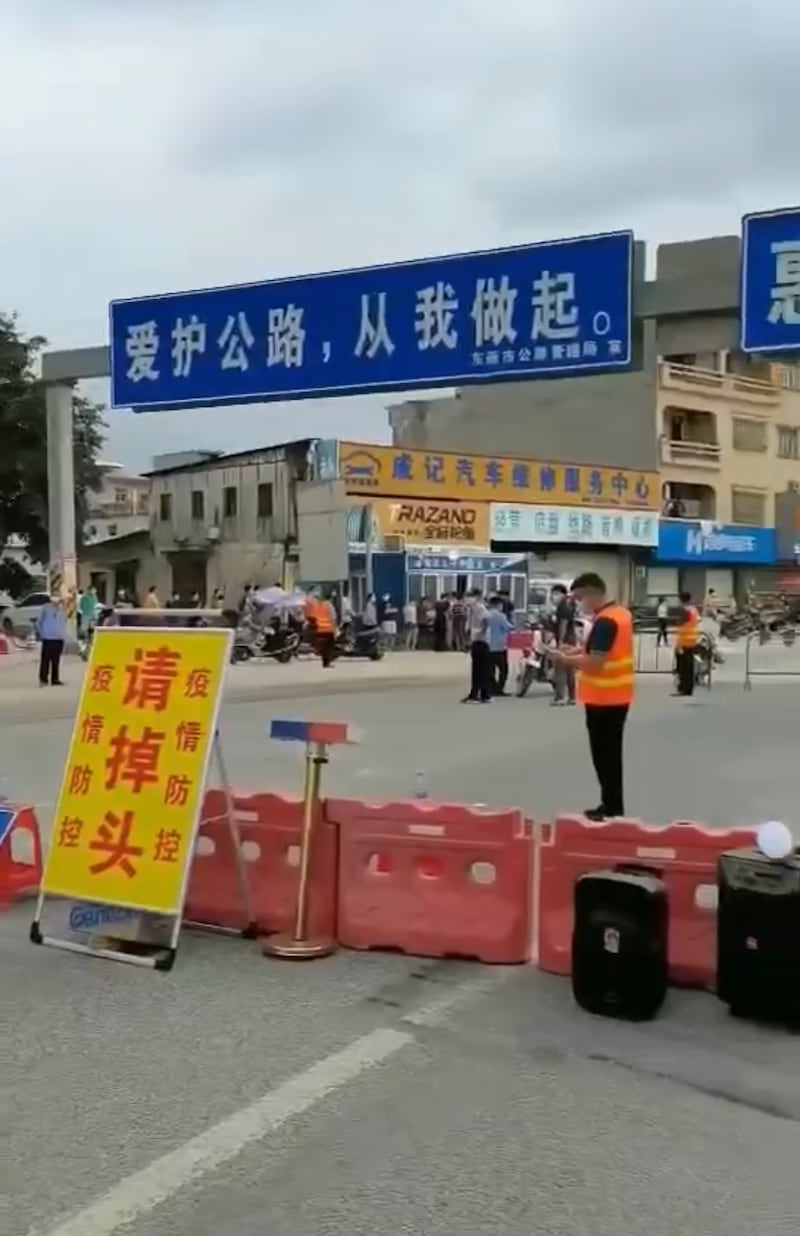 廣東惠州公路設計卡,禁東莞車輛進入。(視頻截圖)
