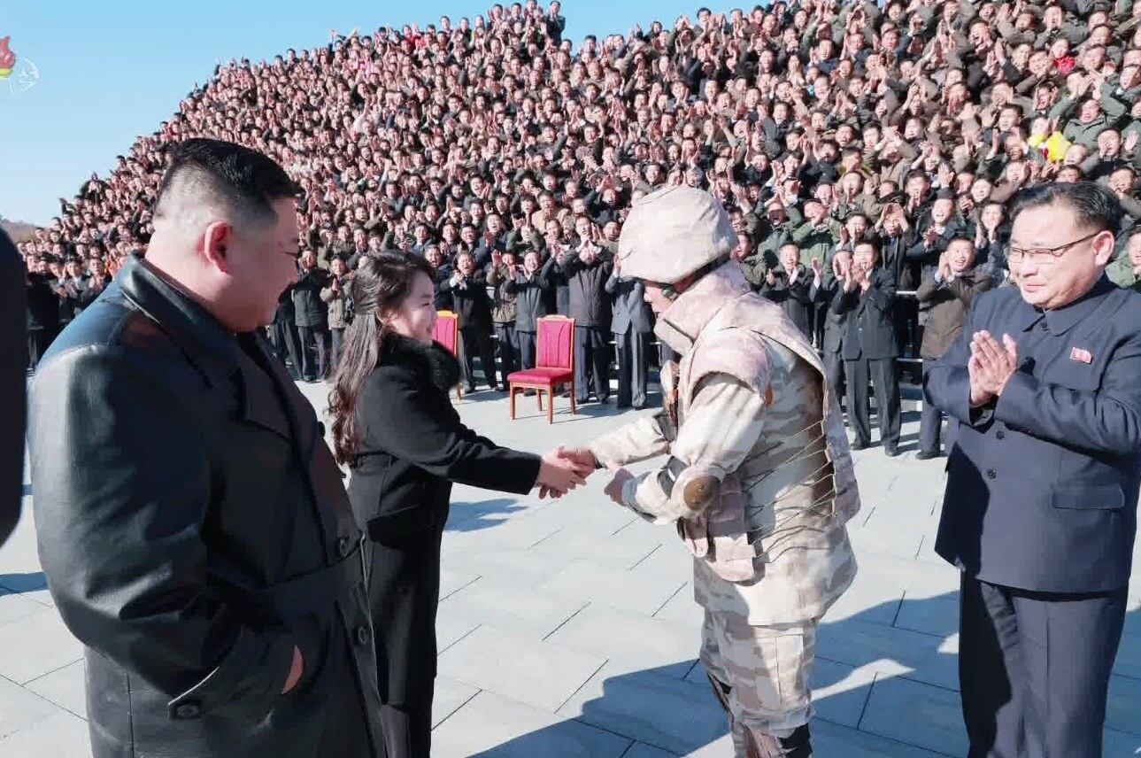 북한 조선중앙TV는 북한 김정은 국무위원장이 지난 18일 있었던 대륙간탄도미사일(ICBM) '화성-17형' 발사에 참여했던 공로자들과 기념사진을 찍었다고 지난 27일 보도했다. 사진은 기념촬영에 동행한 김 위원장의 딸이 한 군인과 악수하는 모습.