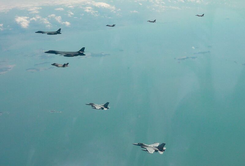 한국 국방부는 15일 미국 B-1B 전략폭격기가 전개한 가운데 한미 연합공중훈련을 실시했다고 밝혔다.