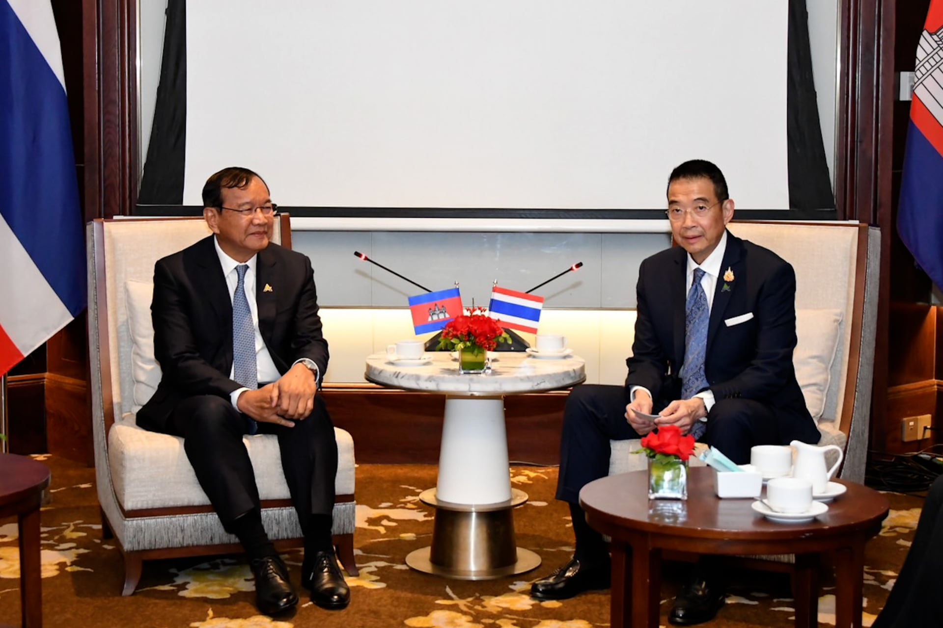 រដ្ឋមន្ត្រីការបរទេសកម្ពុជាលោក ប្រាក់ សុខុន (ឆ្វេង) ជួបជាមួយរដ្ឋមន្រ្តីការបរទេសថៃលោក ម៉ារីស សាងៀមផុង្ស (Maris Sangiampongsa) នៅថ្ងៃទី២៥ ខែកុម្ភៈ ឆ្នាំ២០២៥ អំឡុងពេលចូលរួមវេទិកាអនាគតអាស៊ានលើកទី២ នៅក្នុងទីក្រុងហាណូយ ប្រទេសវៀតណាម។