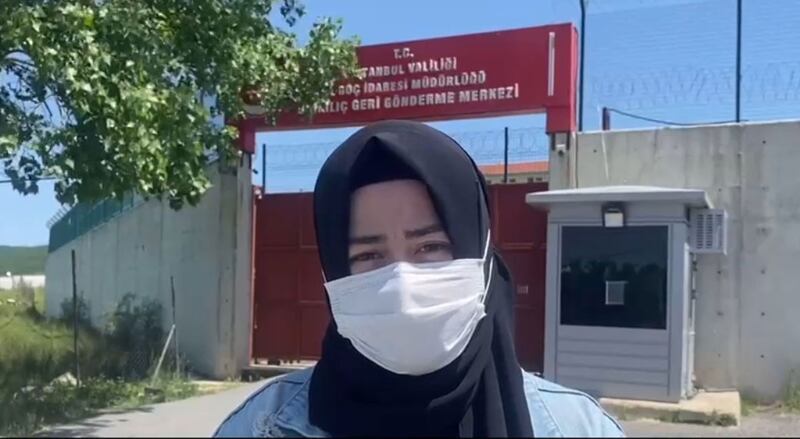 نۇرزات ئابدۇجېلىلنىڭ ئايالى رەيھان ئابدۇراخمان بىنكىلىچ قايتۇرۇۋېتىش مەركىزىنىڭ ئالدىدا ئەرىنى ساقلىماقتا. 2021-يىلى 25-ماي، تۈركىيە.