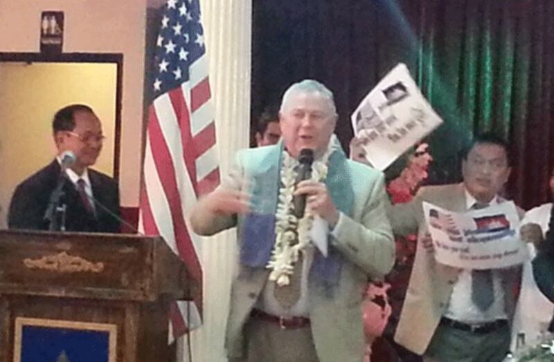 តំណាង​រាស្រ្ត​សភា​សហ​រដ្ឋ​អាមេរិក​ ប្រចាំ​រដ្ឋ​កាលីហ្វ័រនីញ៉ា​ លោក​ ដាណា រ៉ូរ៉ាបាគ័រ (Dana Rohrabacher)។