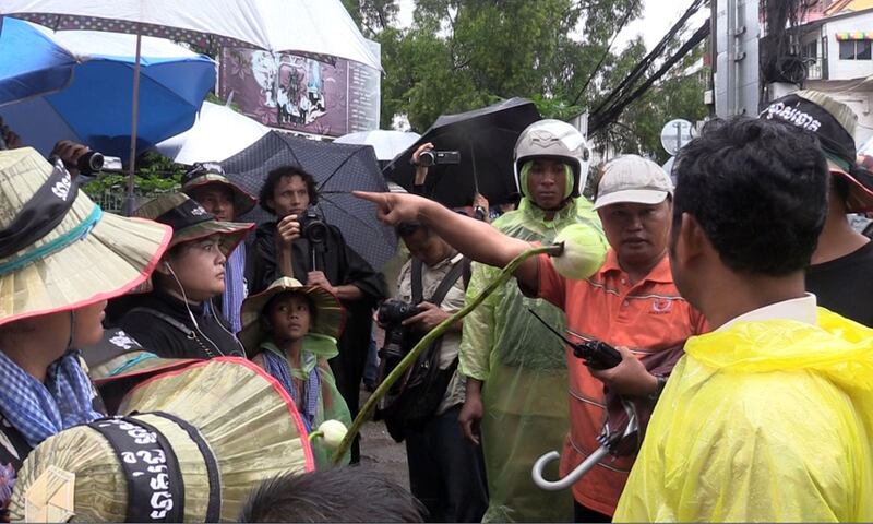 ប្រធាន​សន្តិសុខ​ខណ្ឌ​ដូនពេញ លោក គឹម វុត្ថា (អាវ​ពណ៌​ផ្កា​ឈូក) បញ្ជា​សន្តិសុខ​ក្នុង​ពេល​ប្រារព្ធ​ទិវា​សិទ្ធិ​លំនៅឋាន​ពិភពលោក ថ្ងៃ​ទី​១០ ខែ​តុលា ឆ្នាំ​២០១៦។ 