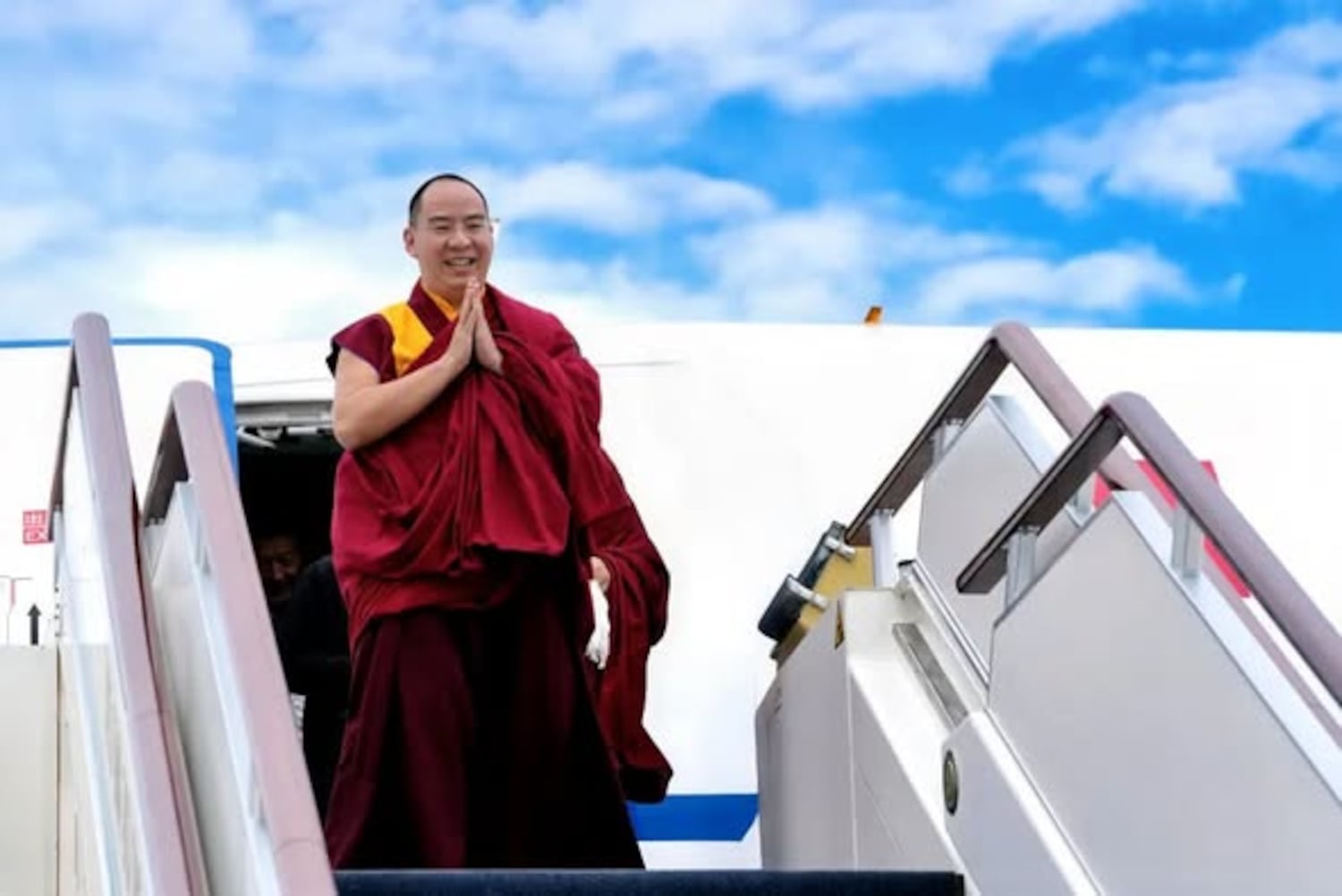 རྒྱ་ནག་གིས་པཎ་ཆེན་དུ་བསྐོ་བཞག་བྱས་པ་རྒྱལ་མཚན་ནོར་བུ་བོད་དུ་བསྐྱོད་པ།