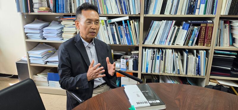 북한 문제 70년사를 정리한 저서 <돌아섬, 돌아봄>을 펴낸 임을출 교수가 RFA와 인터뷰를 갖고 있다.