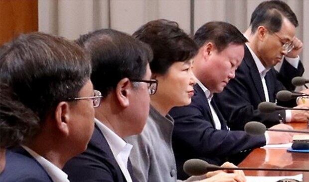 박근혜 대통령이 8일 오전 청와대에서 열린 수석비서관회의를 주재하고 있다. 