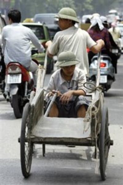 Nông dân mất ruộng lên thành thị làm thuê. AFP
