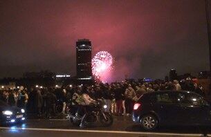 2012년을 맞이하여 템즈강변에서 불꽃 축제 구경을 하는 영국인들.