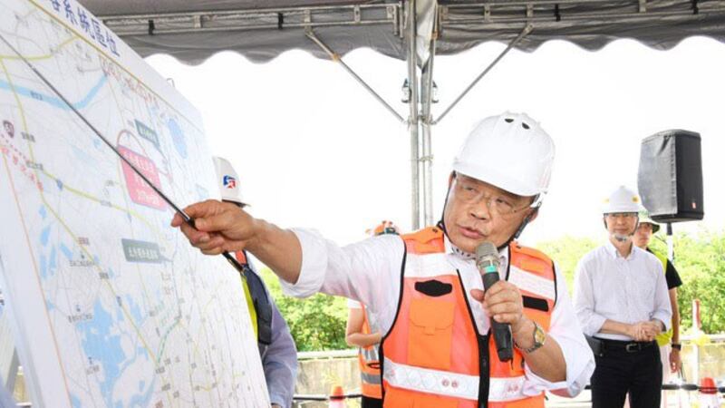 台湾行政院长苏贞昌视察工程回应东南卫视记者违规问题。(行政院提供)