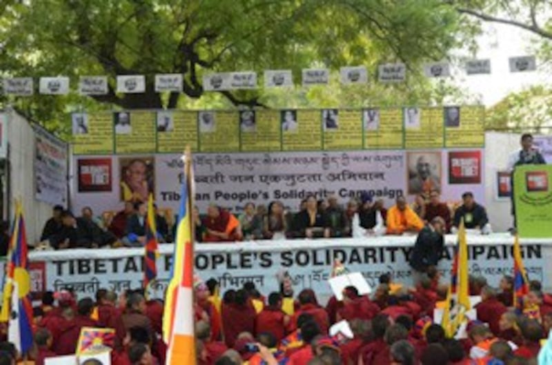 图片： 印度不同宗教领袖为自焚者和世界和平举行祈愿会。 （记者丹珍拍摄）