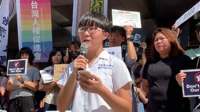 中山女高高三生叶子宁为自己支持的信念站出来声援香港。(记者 黄春梅摄)