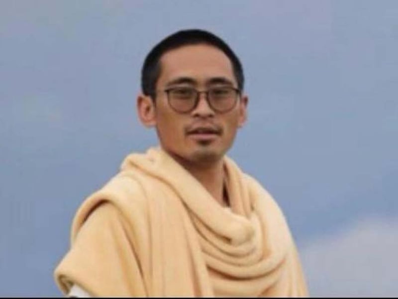 རྔ་པ་ཀིརྟི་དགོན་པའི་དགེ་འདུན་པ་འཕྲིན་ལས་རྒྱ་མཚོ་ལགས་གློད་ཡོད་རུང་དམ་དྲག་འོག་གནས་འདུག