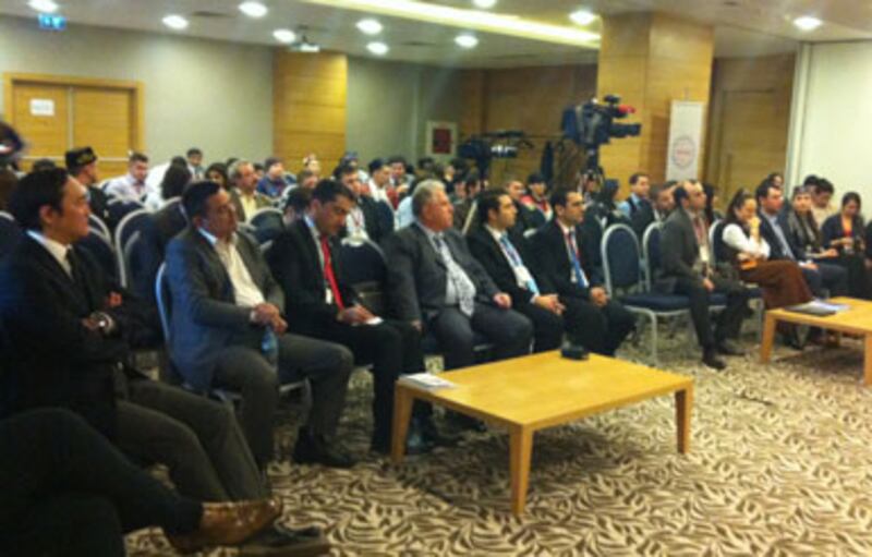 تۈرك دۇنياسى ياشلار بىرلىكىنىڭ 15-نۆۋەتلىك ياشلار پائالىيىتى ۋە قۇرۇلتاي يىغىن زالى كۆرۈنۈشى. 2012-يىلى 16-دېكابىر، ئىستانبۇل.
