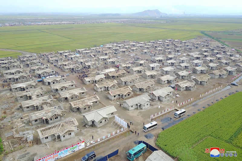 2020년 9월 12일 북한 관영 조선중앙통신(KCNA)이 공개한 이 사진은 황해북도 은파군의 홍수 복구 공사 현장 전경을 보여준다.