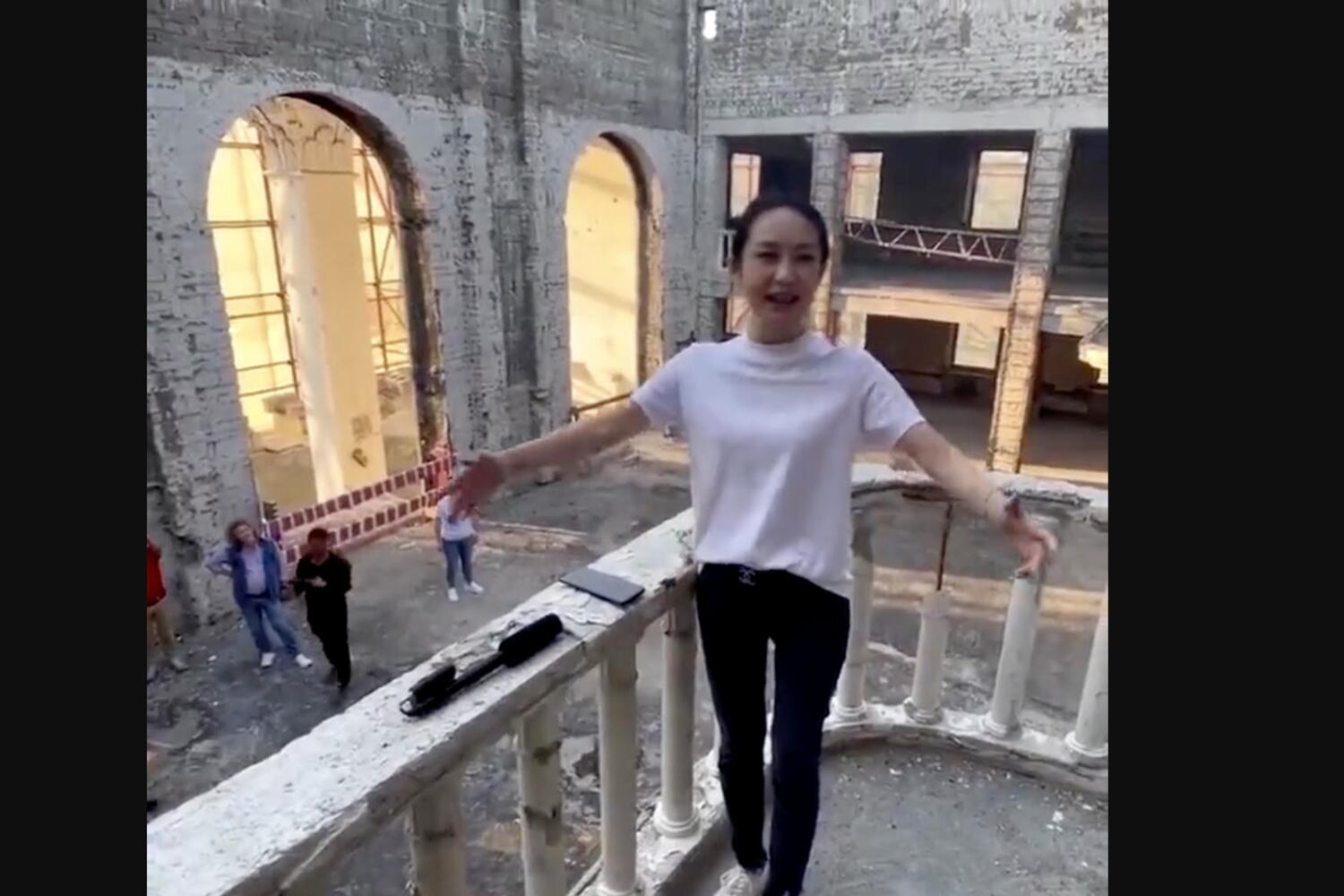 中国歌手王芳在被俄军占领的乌克兰土地上唱《喀秋莎》。