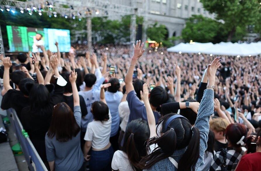 지난해 5월 서울 성북구 고려대학교에서 열린 2022 고려대 대동제에서 학생들이 래퍼 비와이의 공연을 보고 있다.