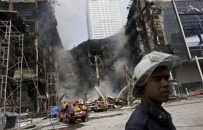 Lính cứu hỏa đang phun nước vào khu thương xá Central World hôm 20-05-2010. AFP PHOTO.