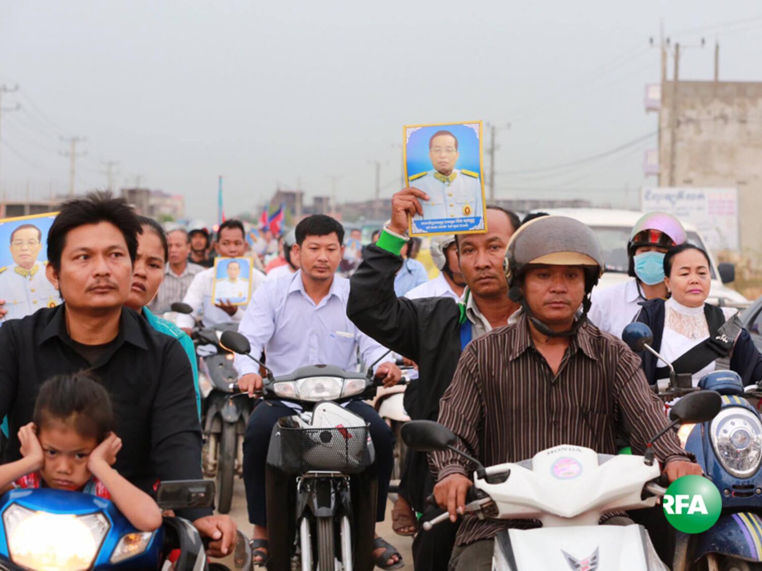 ពិធី​ហែ​សព​លោក ប៉ែន សុវណ្ណ ចេញ​ពី​វត្ត​ថាន់ យក​ទៅ​បូជា​នៅ​វត្ត​ឫស្សីសាញ់ ជិត​គុក​ព្រៃ​ស នៅ​ថ្ងៃ​ទី​៦ ខែ​វិច្ឆិកា ឆ្នាំ​២០១៦។ 