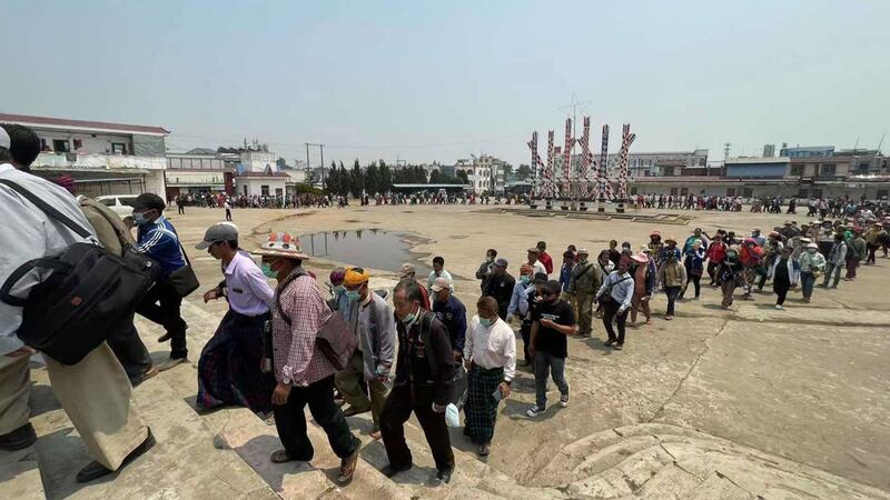 ၂၀၂၃ ခုနှစ်၊ ဧပြီလ ၁၅ ရက်နေ့တွင် မြေရှားသတ္တုတူးဖော်မှုကို ကန့်ကွက်သည့်ဒေသခံများသည် KIO ဥက္ကဋ္ဌ ဗိုလ်ချုပ်ကြီး အင်ဘန်လဖြင့် တွေ့ဆုံရန် မိုင်ဂျာယန်သို့ ရောက်ရှိလာစဉ်။ (Photo: Citizen Journalist)