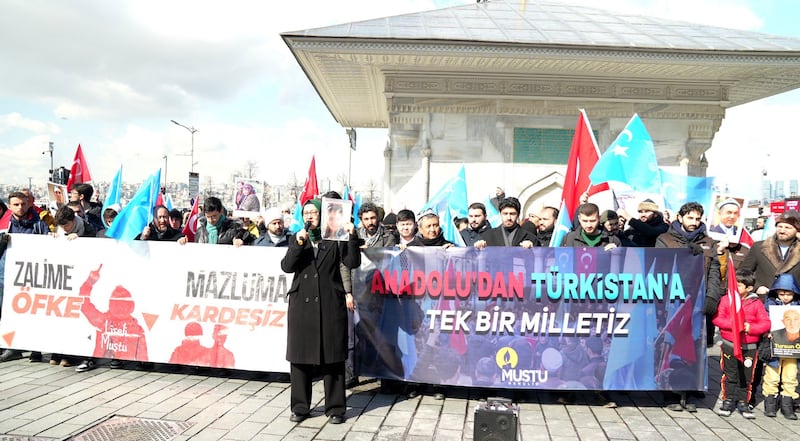 «muştu gençlik» (خۇش خەۋەرچى ياشلىق) نامدىكى تەشكىلاتنىڭ ئۇيۇشتۇرۇشى بىلەن ئېلىپ بېرىلغان «شەرقىي تۈركىستان يۈرۈشى ۋە نامايىش» پائالىيىتىدە پائالىيەتچى مەدىنە نازىمى خانىم سۆزلىمەكتە. 2025-يىلى 23-يانۋار، ئىستانبۇل.