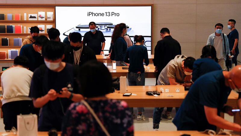 2021 年 9 月 24 日,在北京,新款 Apple iPhone 13 系列上市当天,人们在苹果零售店。
