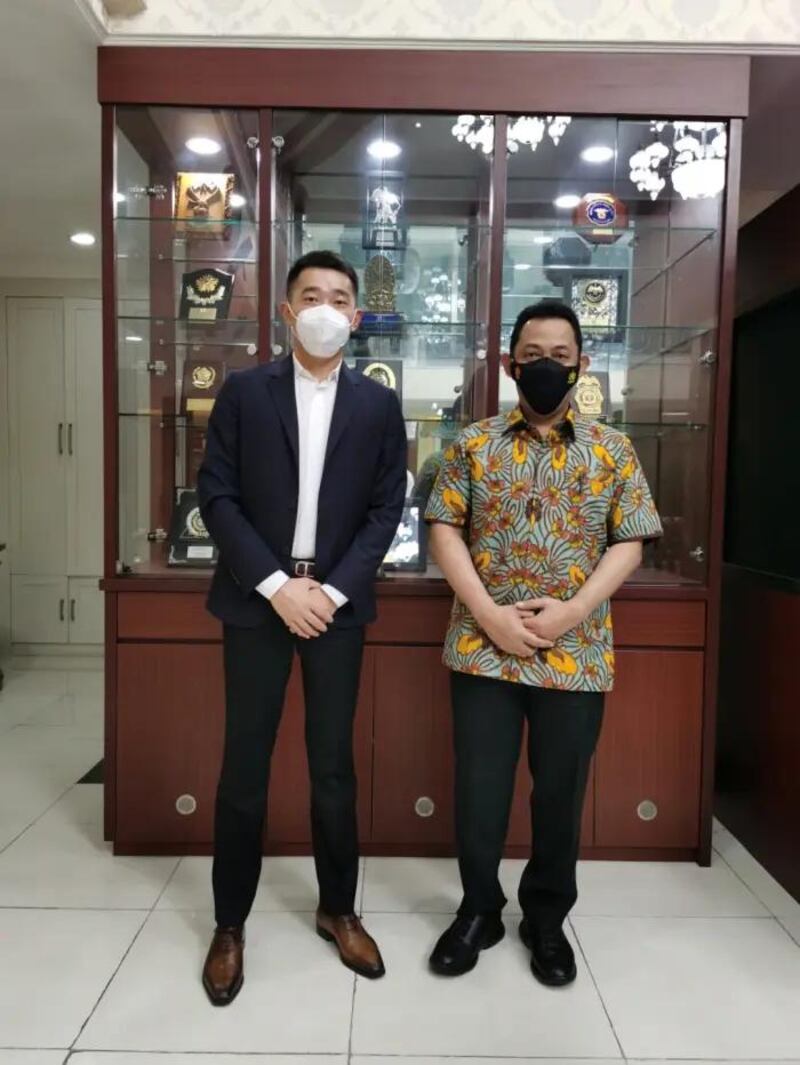 德龍園區總經理周淵在雅加達拜會了新任印尼員警總長Sigit。漠視勞工的基本權力的同時,走高層路線,一直是海外中資企業的慣常做法。但也正是這種套路,引起當地民眾的反感。 (印尼德龍工業園官方發布)