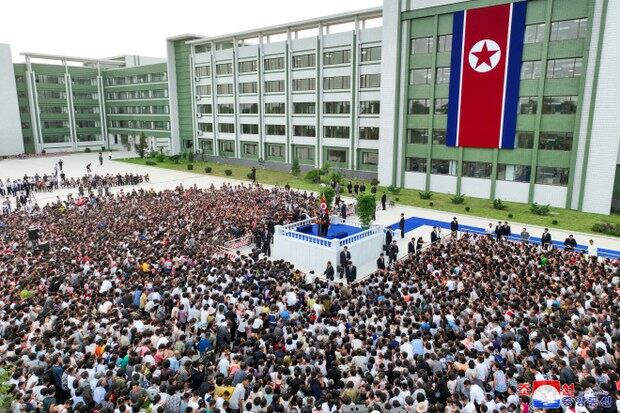 평안북도 등 북한 수해지역 주민들이 지난 8월 15일 평양에 도착해 숙소에 입소 했다고 조선중앙통신이 지난 8월 16일 보도했다. 통신은 북한 김정은 국무위원장이 속소에서 수재민들을 맞아 주었다고 전했다.
