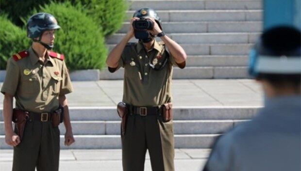 경기도 파주 판문점 북측지역에서 북한군 병사들이 망원경으로 남측을 관측하고 있다.