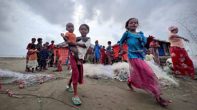 ရခိုင်ပြည်နယ်၊ စစ်တွေမြို့နယ်၊ ဗေဒါ ရိုဟင်ဂျာရွာတွင် နေထိုင်သူများအား မိုခါ ဆိုင်ကလုန်းမုန်တိုင်းတိုက်ခတ်ပြီးနောက် ၂၀၂၃ ခုနှစ်၊ စက်တင်ဘာ ၁၂ ရက်နေ့က တွေ့ရစဉ်။ (Photo: RFA)