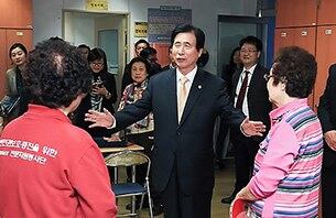 고흥길 특임장관이 서울 노원구 하계1동 시립 노원노인종합복지관을 방문, 시설을 이용중인 어르신들과 인사를 나누고 있다.