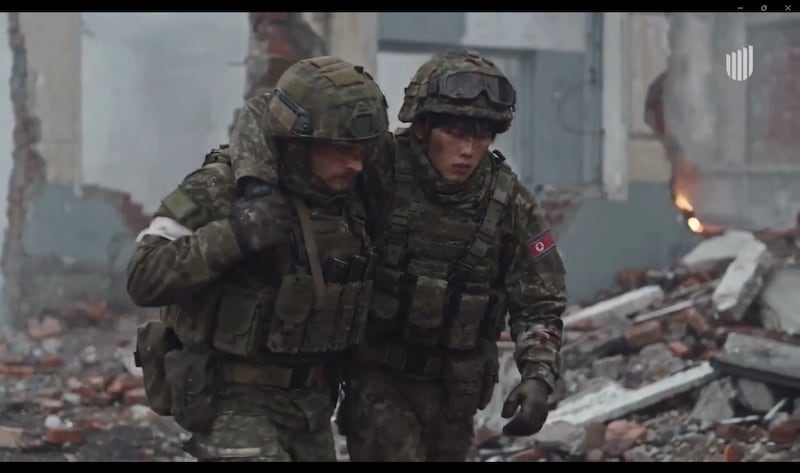 러시아 군에 부축돼 걷는 북한군