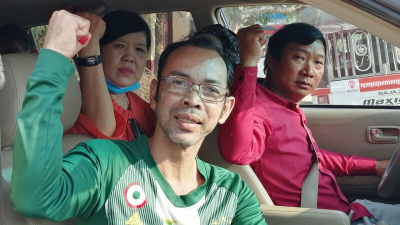លោក ម៉ៃ ហុងស្រៀង សកម្មជន​បក្ស​ប្រឆាំង ពេល​ចេញ​ពី​ពន្ធនាគារ​ព្រៃ​ស និង​អ្នក​ទៅ​ទទួល​លោក នៅ​ថ្ងៃ​ទី៣ ខែ​មេសា ឆ្នាំ២០២០។