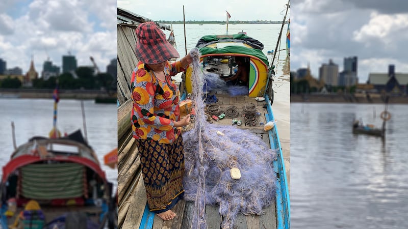លោកស្រី យុត ពីប៉ា ជាអ្នកនេសាទនៅតំបន់ជ្រោយចង្វា រាជធានីភ្នំពេញ កំពុងឈរជជុះមងដោះសម្រាស់ នៅថ្ងៃទី២១ ខែកញ្ញា ឆ្នាំ២០២០។