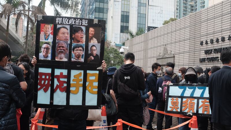 2021年3月1日，有旁聽市民手持「釋放政治犯」等文宣，同時，大批警員在庭外戒備。（資料圖片／李智智 攝）