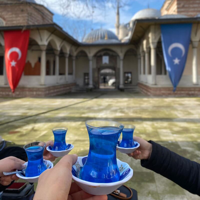 شەرقىي تۈركىستان ۋەخپىسىنىڭ مەركىزىگە جايلاشقان تۈركىستان مەدەنىيەت مەركىزى ۋە تۈركىستان قەھۋەخانىسىدا يېڭى ئۇسۇلدا تەييارلانغان، «تۇرانيۇم» دەپ نام بېرىلگەن كۆك بايراق رەڭگىدىكى چاي. 2025-يىلى 20-فېۋرال، ئىستانبۇل
