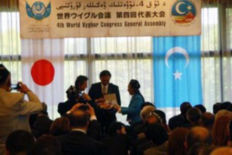图片:日本支持维吾尔国会议员联盟』15号邀请世界维吾尔代表大会主席热比娅一行约20人前往日本自由民主党本部访问并共进午餐。古屋在午餐会上介绍了,中国驻日大使程永华8号邮送的抗议文和新疆的资料內容。(南洲拍摄)