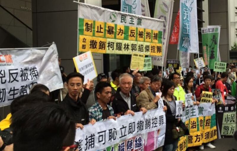 11月13日，逾百人響應“民陣”呼籲，由金鐘夏慤道遊行至警察總部，要求撤銷被捕糾察的控罪，批評是政治打壓、又要求警務處處長曾偉雄道歉下台。（粵語部記者林靜攝）