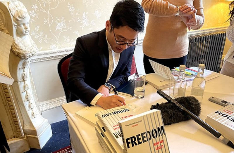 罗冠聪为其新书签名（记者吕熙摄影）