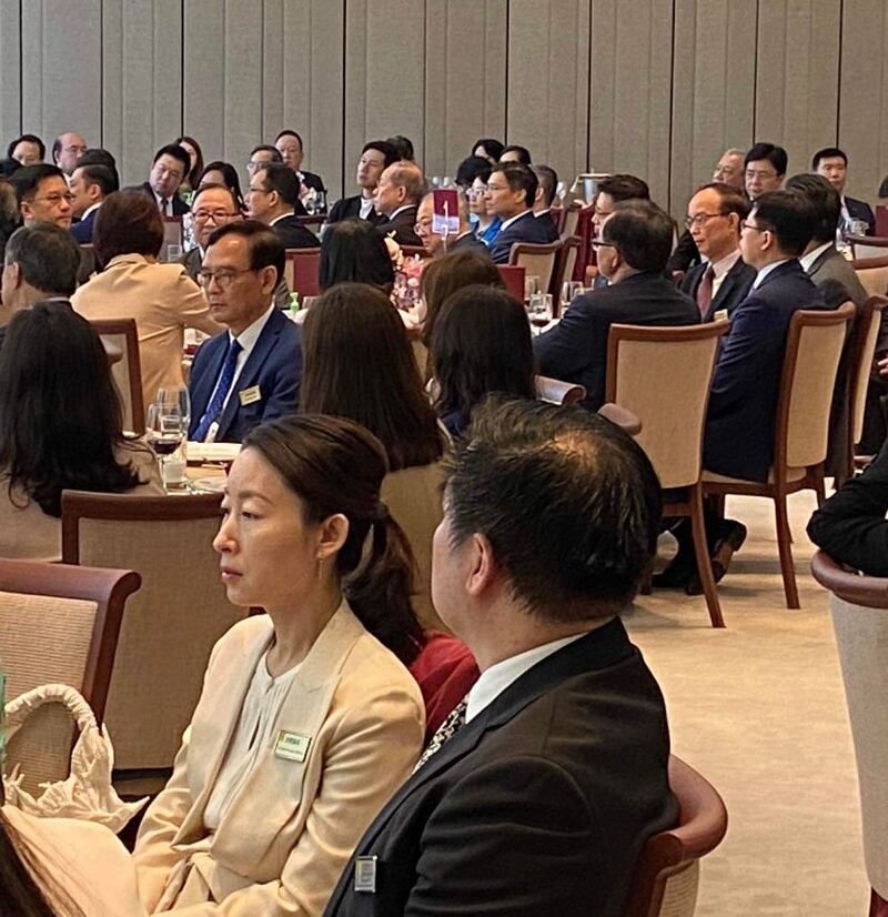 日前主席會議時睡覺的馬逢國，聽取鄭雁雄訓話時精神奕奕。（RFA）