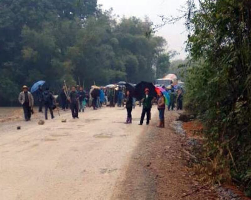 12月25日，桂平市當局派出約600人，來到南木鎮的弩灘村，為準備興建“大藤峽水電站”展開修路的前期工作，在附近京塘壩村與200名阻工村民爆發衝突。有村民拿著雨傘，阻擋催淚彈。（村民攝）