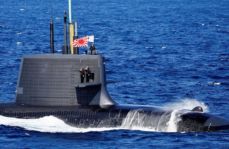 2022 年 11 月 6 日,日本海上自卫队 (JMSDF) 的涡潮级潜艇在日本东京以南横须贺附近的相模湾举行的国际舰队检阅中航行,以纪念 JMSDF 成立 70 周年。(路透社)