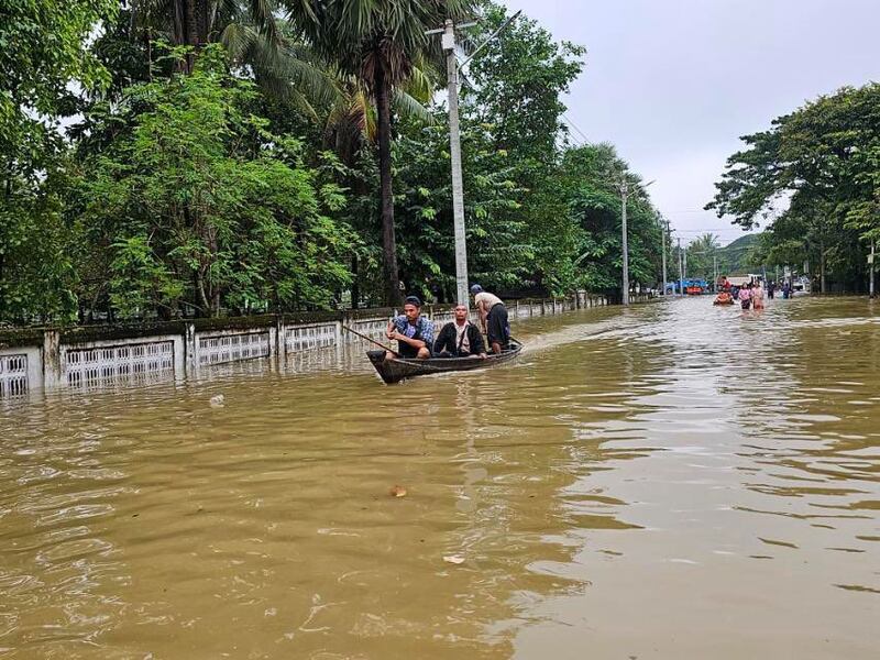 ပဲခူးမြို့တွင် မိုးအဆက်မပြတ်ရွာပြီး မြစ်ရေလျှံသဖြင့် ရပ်ကွက်အချို့ ရေနစ်မြုပ်နေသည်ကို ၂၀၂၃ ခုနှစ်၊ အောက်တိုဘာလ ၉ ရက်နေ့က တွေ့ရစဉ်။ (Photo: RFA)