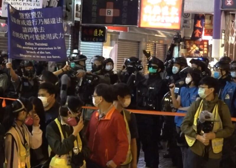 警方於831七周月紀念活動中驅趕市民。（鄧穎韜 攝）