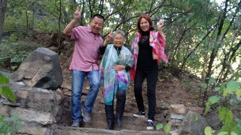 張寶成（左一）早前幫助再次被中共當局構陷的「六四天網」創辦人黃琦的母親蒲文清（中）進京維權，被認為是他此次獲罪的主要原因。 （吳亦桐提供 / 拍攝日期不詳）