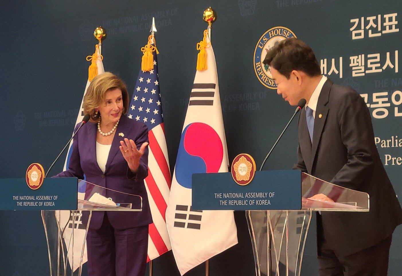 낸시 펠로시 미국 하원의장과 김진표 한국 국회의장이 4일 회담 이후 진행된 공동 언론발표 도중 대화를 나누고 있다.