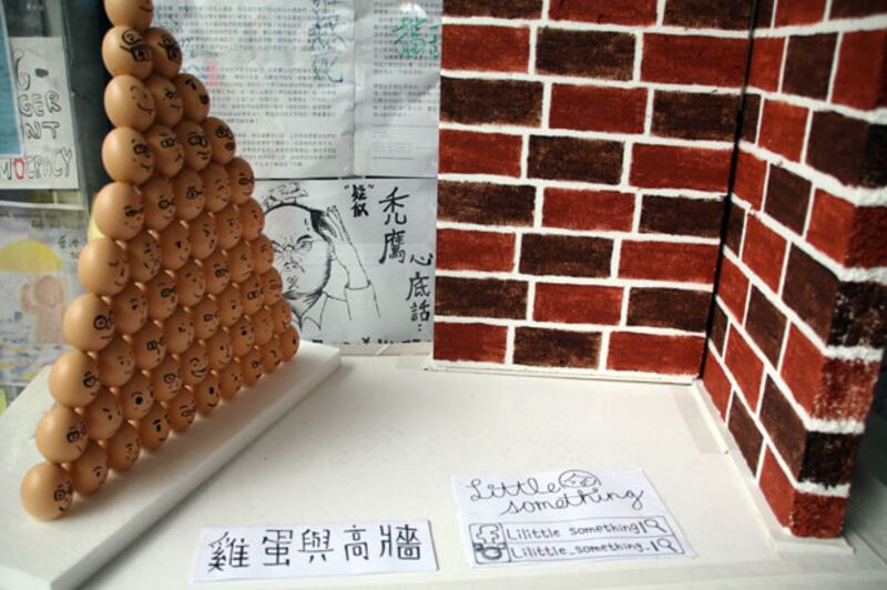 2014年11月7日，有人以雞蛋列陣面高牆的模型，以示弱勢市民不怕面對強勢政治權力的決心。（粵語部記者林靜攝）