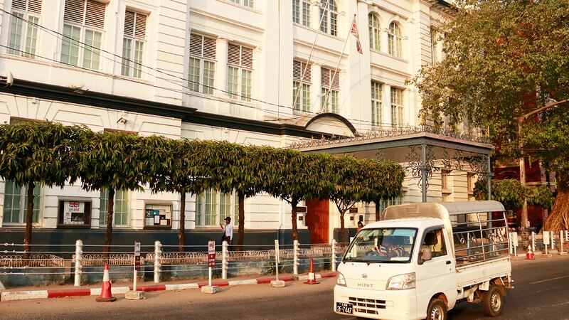 ရန်ကုန်မြို့ရှိ မြန်မာနိုင်ငံဆိုင်ရာ ဗြိတိန်သံရုံးကို တွေ့ရစဥ် (Photo: RFA)