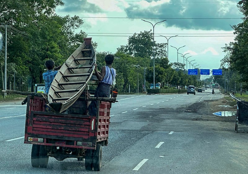 ရေကြီးရေလျှံဖြစ်နေသည့် ပဲခူးတိုင်း ပဲခူးမြို့တွင် ရေပြန်ကျသွားသည်ကို ၂၀၂၃ ခုနှစ် အောက်တိုဘာလ ၁၃ ရက်တွေ့ရစဉ်။ (Photo: RFA)