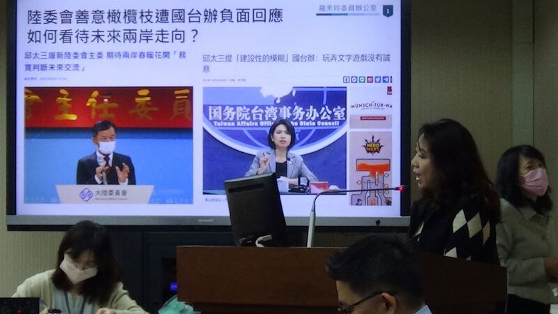 民进党籍立委罗美玲22日质询陆委会主委邱太三向对岸抛出“春暖花开”的呼吁,却换来“寒风刺骨”。(记者夏小华摄)